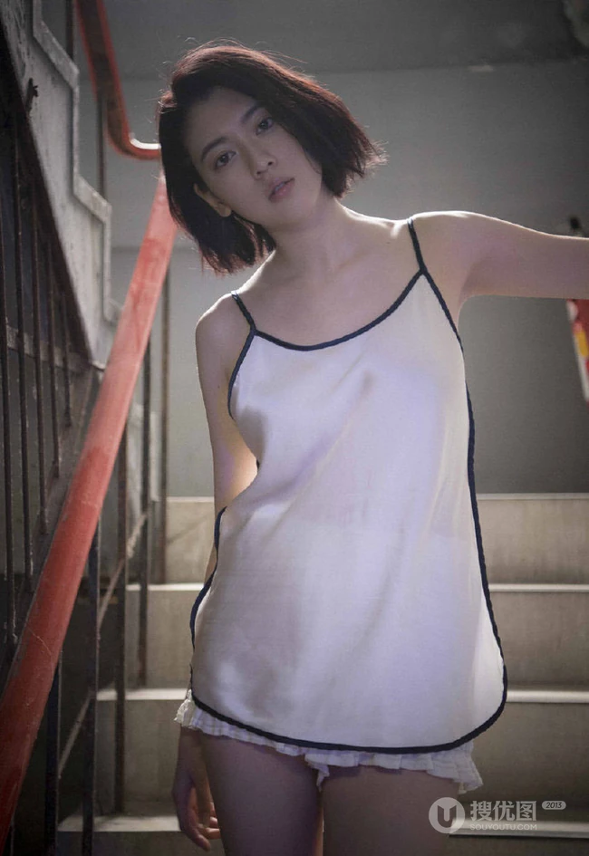 三吉彩花肩带睡衣短裤慵懒随意居家生活照片