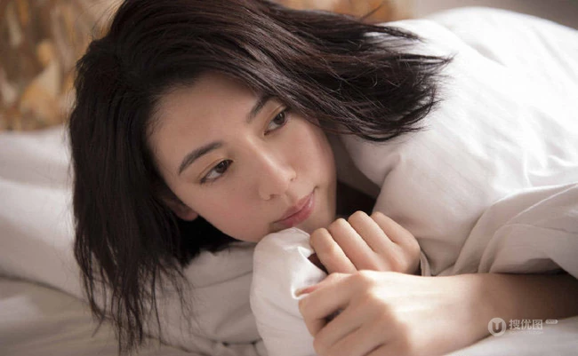 三吉彩花肩带睡衣短裤慵懒随意居家生活照片