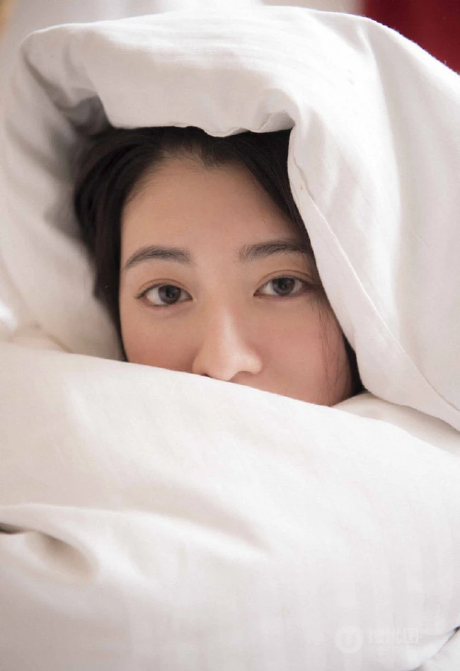 三吉彩花肩带睡衣短裤慵懒随意居家生活照片