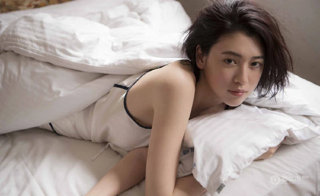 三吉彩花肩带睡衣短裤慵懒随意居家生活照片
