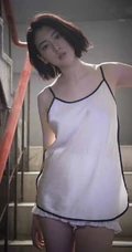 三吉彩花肩带睡衣短裤慵懒随意居家生活照片