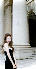 虞书欣气质可爱肩带礼裙长裙街拍写真美照