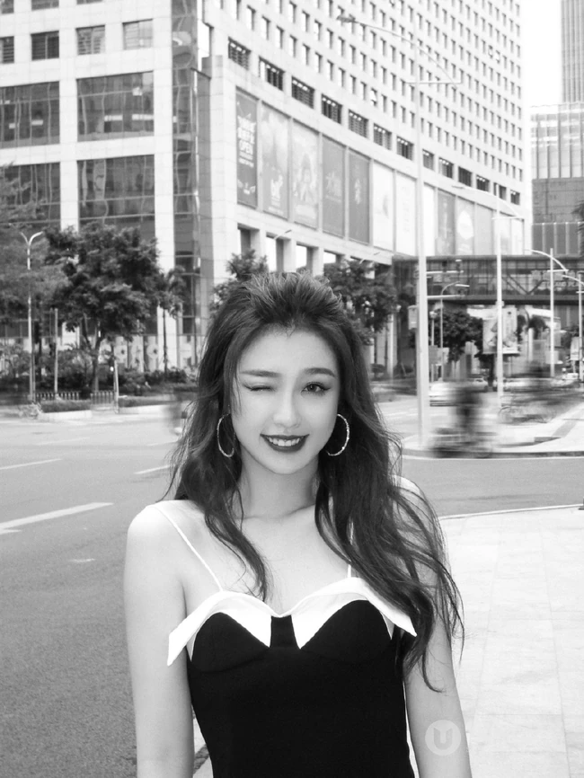 虞书欣气质可爱肩带礼裙长裙街拍写真美照