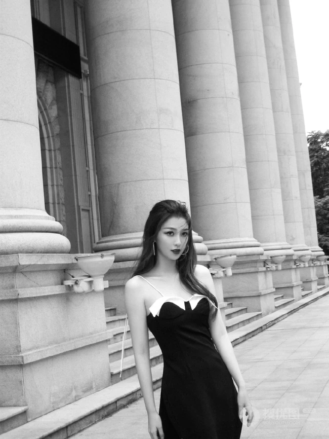 虞书欣气质可爱肩带礼裙长裙街拍写真美照