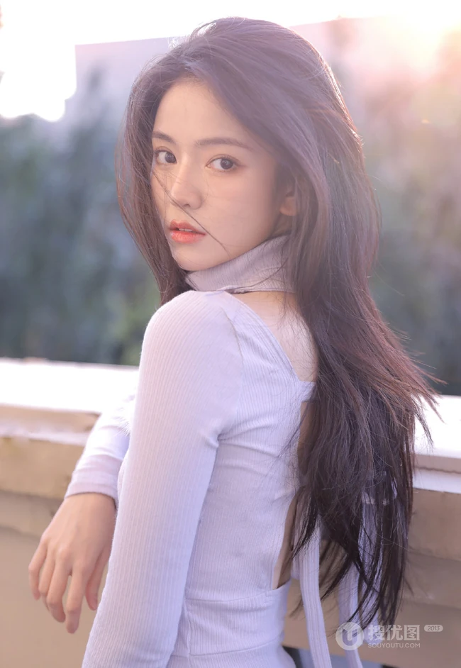 长发及腰高颜值精选少女蓝色紧身连衣裙高筒靴穿搭气质写真集