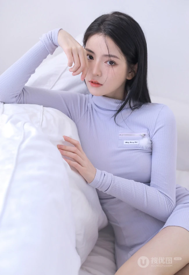 长发及腰高颜值精选少女蓝色紧身连衣裙高筒靴穿搭气质写真集