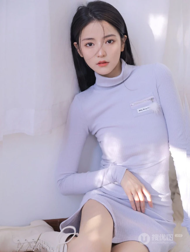 长发及腰高颜值精选少女蓝色紧身连衣裙高筒靴穿搭气质写真集