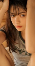 沙发上等人呵护的妙人儿，T恤衫短裤少女居家沙发慵懒写真图集