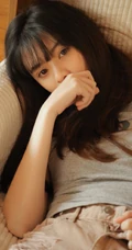 沙发上等人呵护的妙人儿，T恤衫短裤少女居家沙发慵懒写真图集