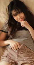 沙发上等人呵护的妙人儿，T恤衫短裤少女居家沙发慵懒写真图集