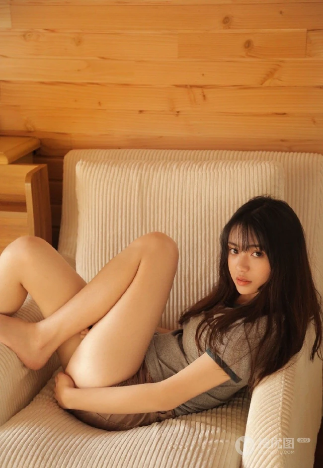 沙发上等人呵护的妙人儿，T恤衫短裤少女居家沙发慵懒写真图集