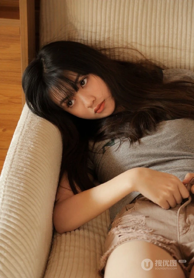 沙发上等人呵护的妙人儿，T恤衫短裤少女居家沙发慵懒写真图集