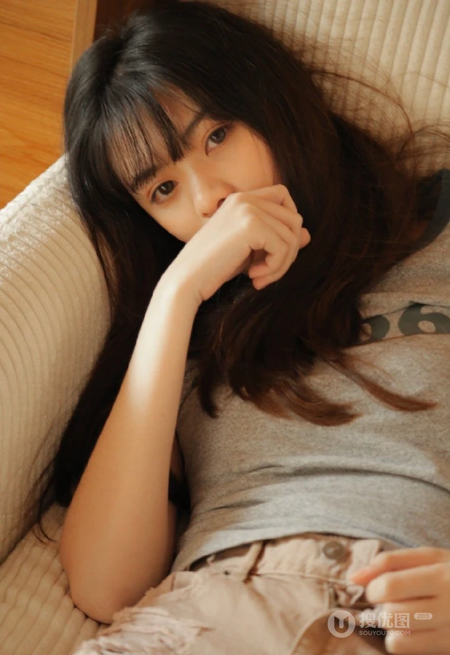 沙发上等人呵护的妙人儿，T恤衫短裤少女居家沙发慵懒写真图集