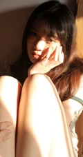 沙发上等人呵护的妙人儿，T恤衫短裤少女居家沙发慵懒写真图集