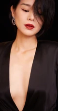 胡杏儿气质简约黑色V领真丝连衣裙气质写真图片