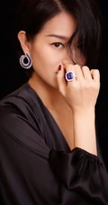 胡杏儿气质简约黑色V领真丝连衣裙气质写真图片