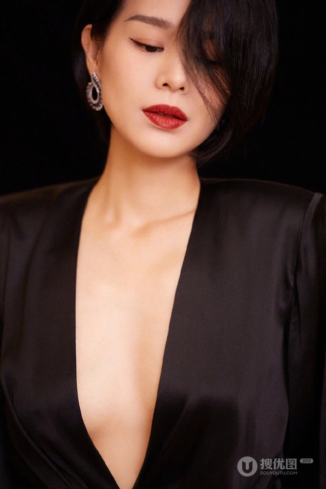 胡杏儿气质简约黑色V领真丝连衣裙气质写真图片