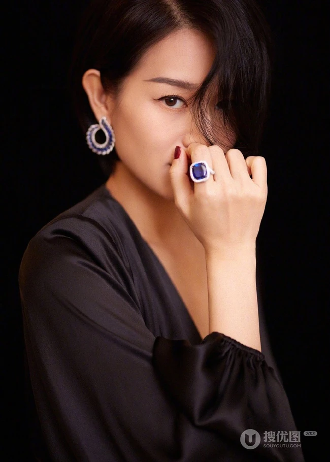 胡杏儿气质简约黑色V领真丝连衣裙气质写真图片