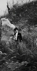 罗云熙黑西装白衬衫穿搭现身户外芦苇坡上帅气秋意写真照