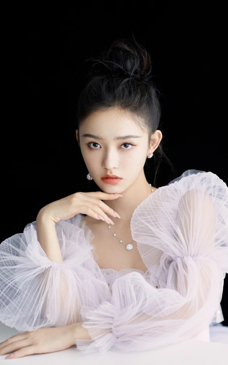 林允粉丸子头发型搭配公主裙参加活动少女感十足唯美写真