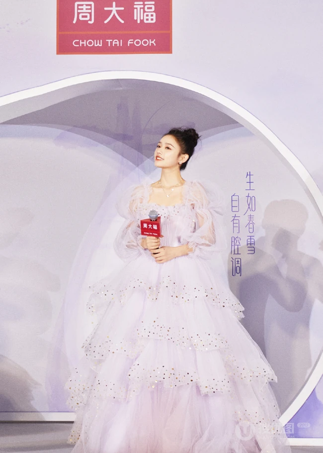 林允粉丸子头发型搭配公主裙参加活动少女感十足唯美写真