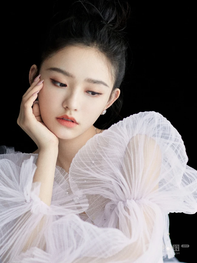林允粉丸子头发型搭配公主裙参加活动少女感十足唯美写真
