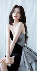 白鹿超气质时尚写真，身着拼接色V领长裙，白皙线条气质线条吸睛十足