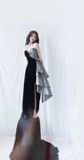 白鹿超气质时尚写真，身着拼接色V领长裙，白皙线条气质线条吸睛十足