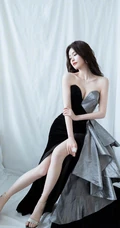 白鹿超气质时尚写真，身着拼接色V领长裙，白皙线条气质线条吸睛十足