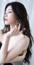 白鹿超气质时尚写真，身着拼接色V领长裙，白皙线条气质线条吸睛十足