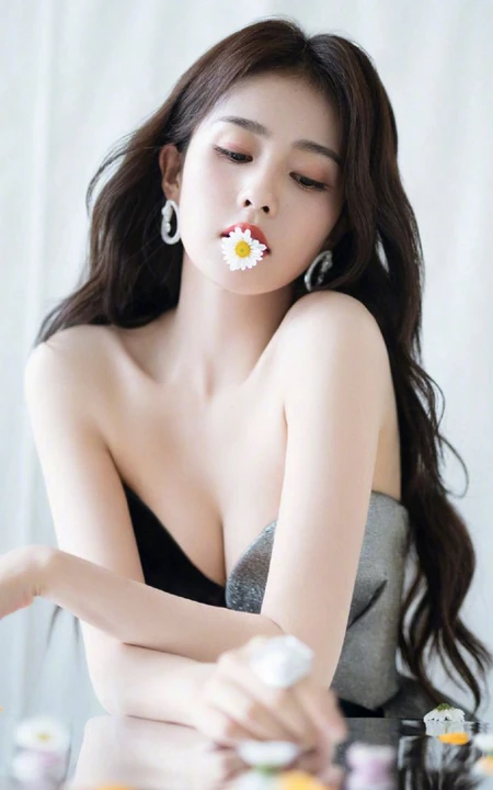 白鹿超气质时尚写真，身着拼接色V领长裙，白皙线条气质线条吸睛十足
