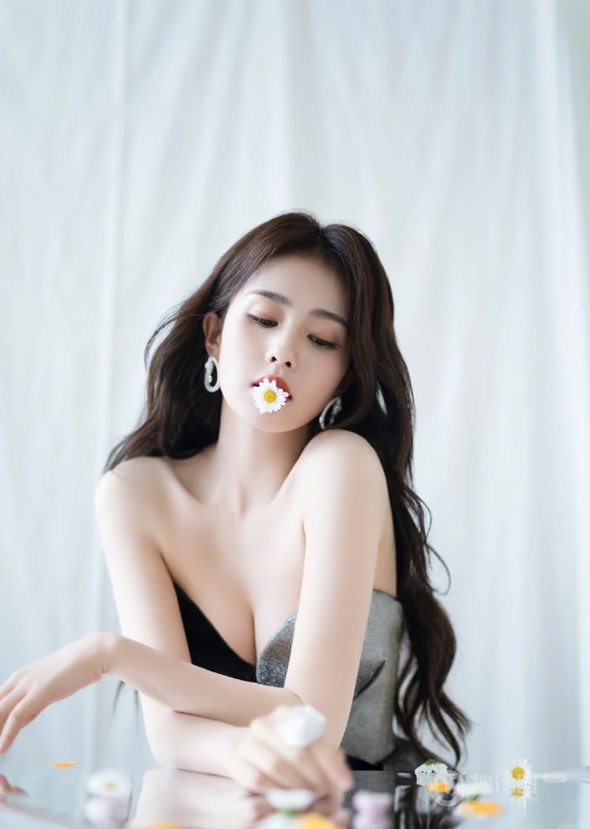 白鹿超气质时尚写真，身着拼接色V领长裙，白皙线条气质线条吸睛十足