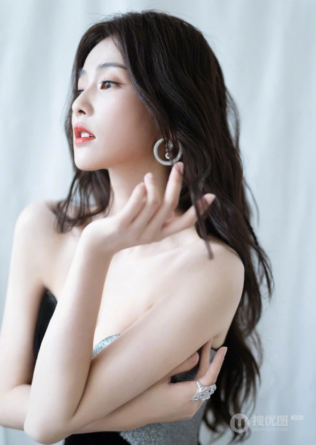 白鹿超气质时尚写真，身着拼接色V领长裙，白皙线条气质线条吸睛十足