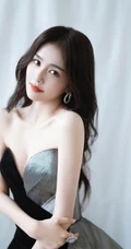 白鹿超气质时尚写真，身着拼接色V领长裙，白皙线条气质线条吸睛十足