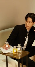 王一博为某香水品牌代言写真，陶醉在香气氛围中无法自拔！