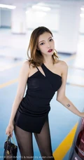 停车场女王冯木木LRIS单肩连衣黑裙高跟深袜袜闲逛的一天生活写真集