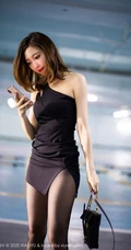 停车场女王冯木木LRIS单肩连衣黑裙高跟深袜袜闲逛的一天生活写真集