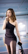 停车场女王冯木木LRIS单肩连衣黑裙高跟深袜袜闲逛的一天生活写真集