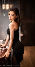 停车场女王冯木木LRIS单肩连衣黑裙高跟深袜袜闲逛的一天生活写真集
