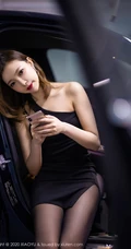 停车场女王冯木木LRIS单肩连衣黑裙高跟深袜袜闲逛的一天生活写真集
