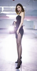 停车场女王冯木木LRIS单肩连衣黑裙高跟深袜袜闲逛的一天生活写真集