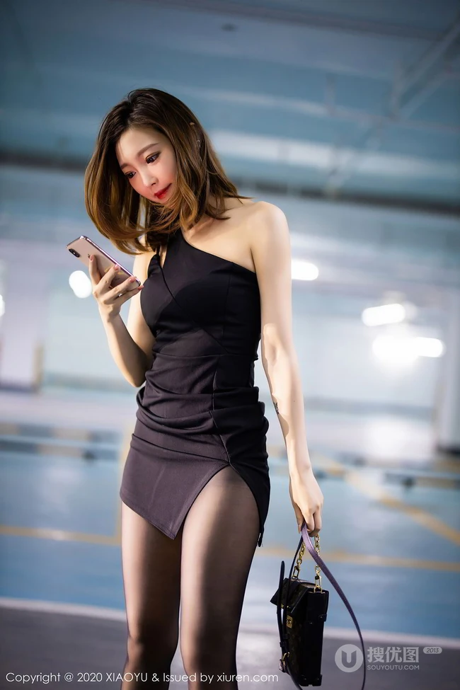 停车场女王冯木木LRIS单肩连衣黑裙高跟深袜袜闲逛的一天生活写真集