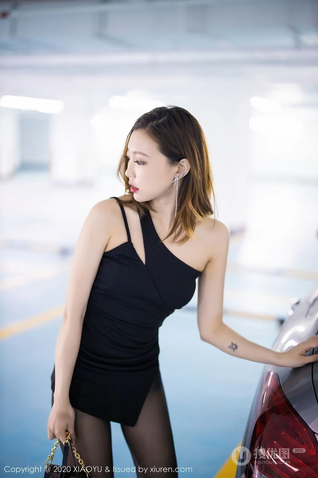 停车场女王冯木木LRIS单肩连衣黑裙高跟深袜袜闲逛的一天生活写真集