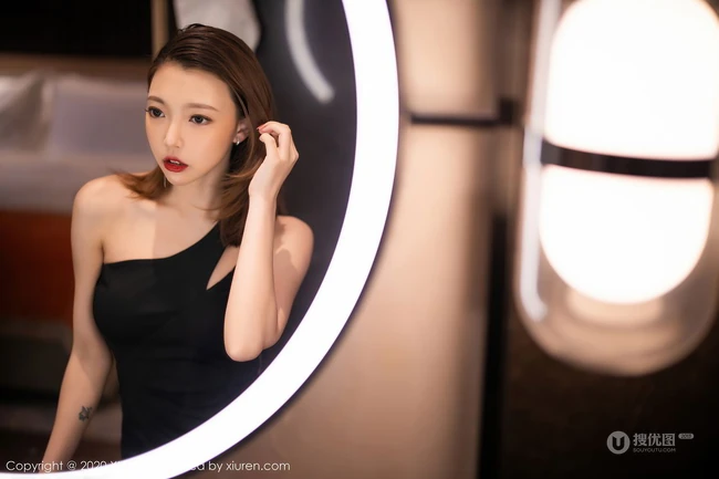 停车场女王冯木木LRIS单肩连衣黑裙高跟深袜袜闲逛的一天生活写真集