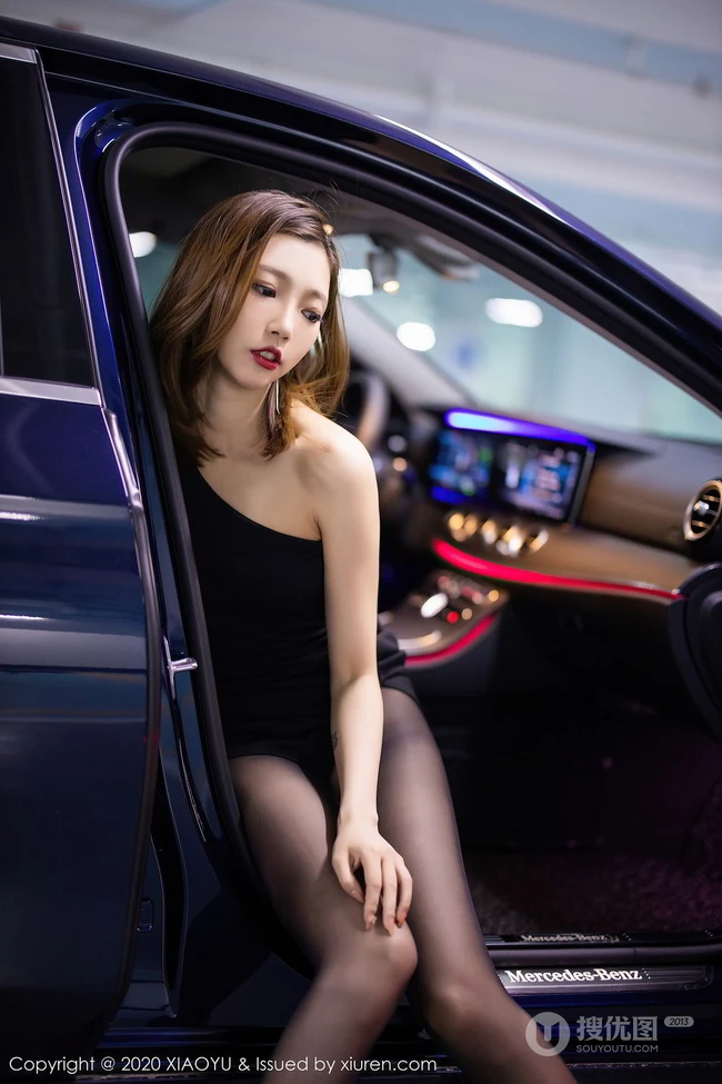 停车场女王冯木木LRIS单肩连衣黑裙高跟深袜袜闲逛的一天生活写真集