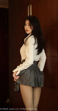 腿玩年，线条感控的精选，高颜值气质女生韩静安白衫短裙袜装高跟吸睛图集