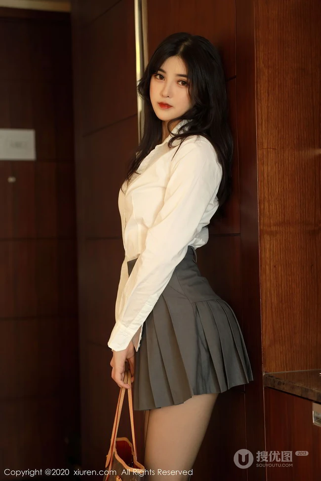 腿玩年，线条感控的精选，高颜值气质女生韩静安白衫短裙袜装高跟吸睛图集