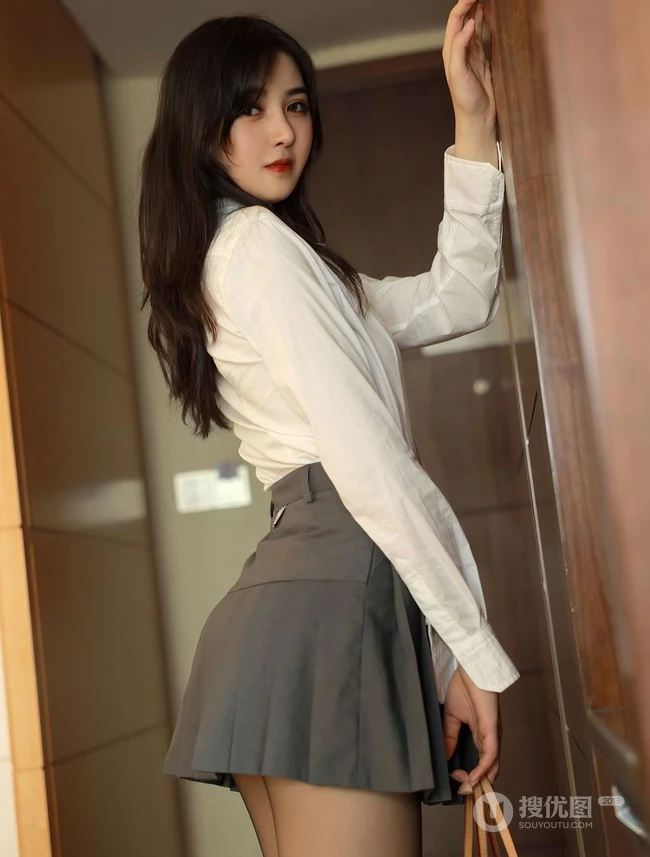 腿玩年，线条感控的精选，高颜值气质女生韩静安白衫短裙袜装高跟吸睛图集