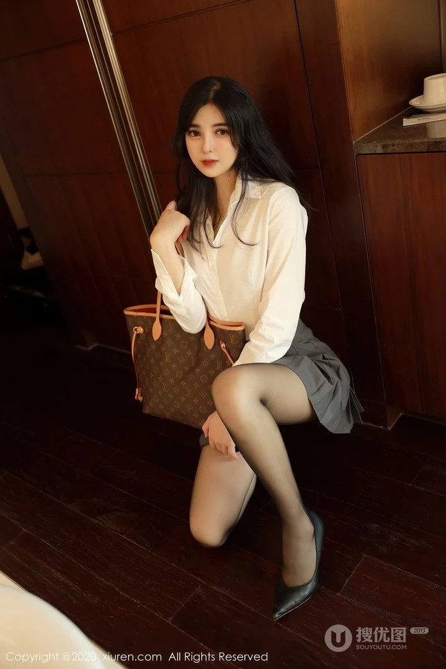 腿玩年，线条感控的精选，高颜值气质女生韩静安白衫短裙袜装高跟吸睛图集