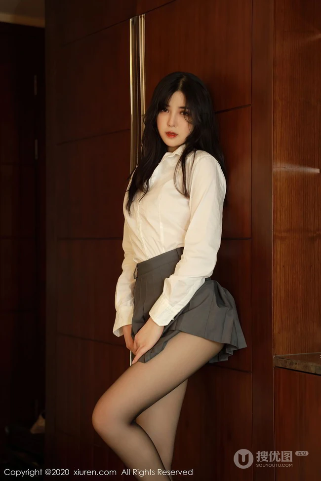 腿玩年，线条感控的精选，高颜值气质女生韩静安白衫短裙袜装高跟吸睛图集